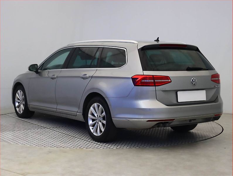 Volkswagen Passat (2016) Highline 2.0 TDI, Automat - fotka 4 z 17