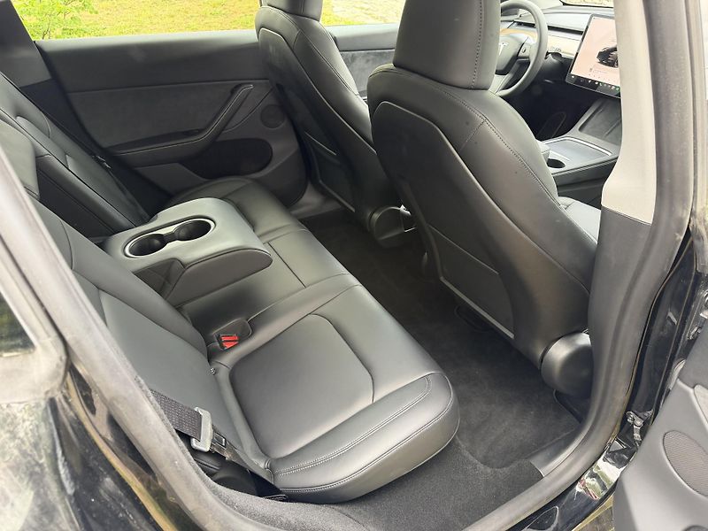 Tesla Model Y (2024) Long Range Dual Performance - fotka 10 z 17