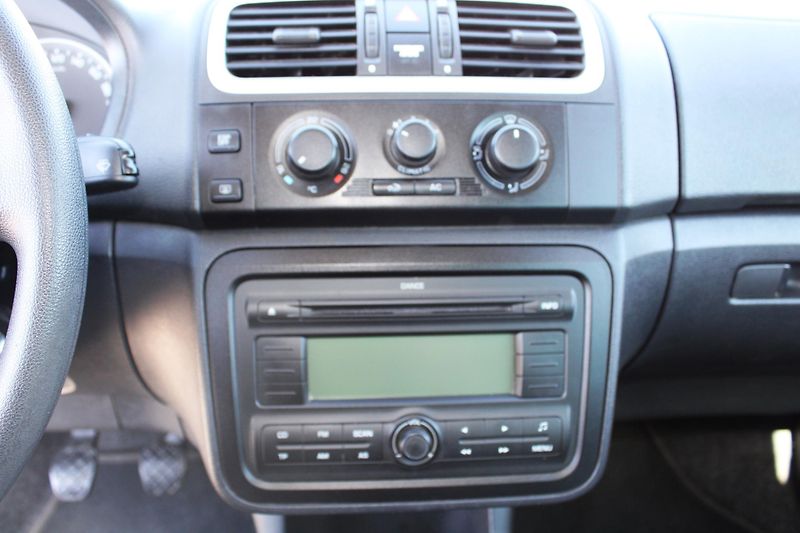 Škoda Fabia (2009) 1,4i 16V KLIMA EL.OKNA TAŽNÉ - fotka 14 z 16