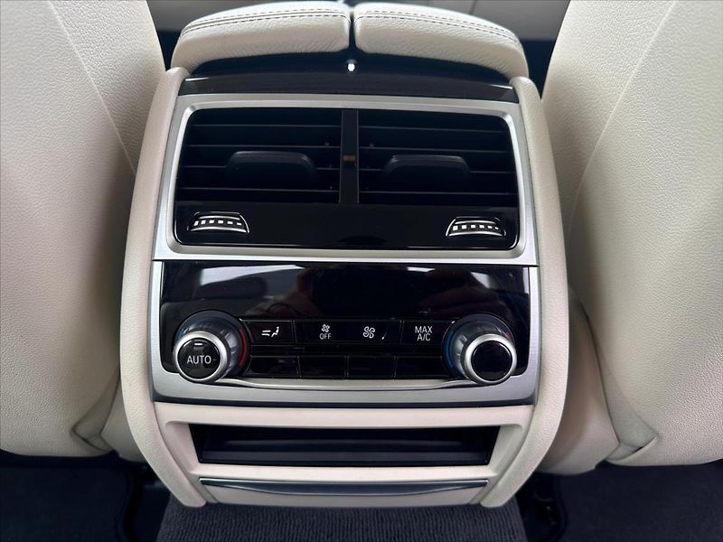 BMW Řada 7 4,4 750i xDrive 390 kW DPH - fotka 15 z 40