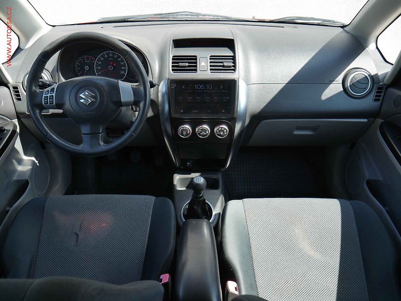 Suzuki SX4 (2006) 1.6i 4x4, AC, park.kamera - fotka 8 z 19