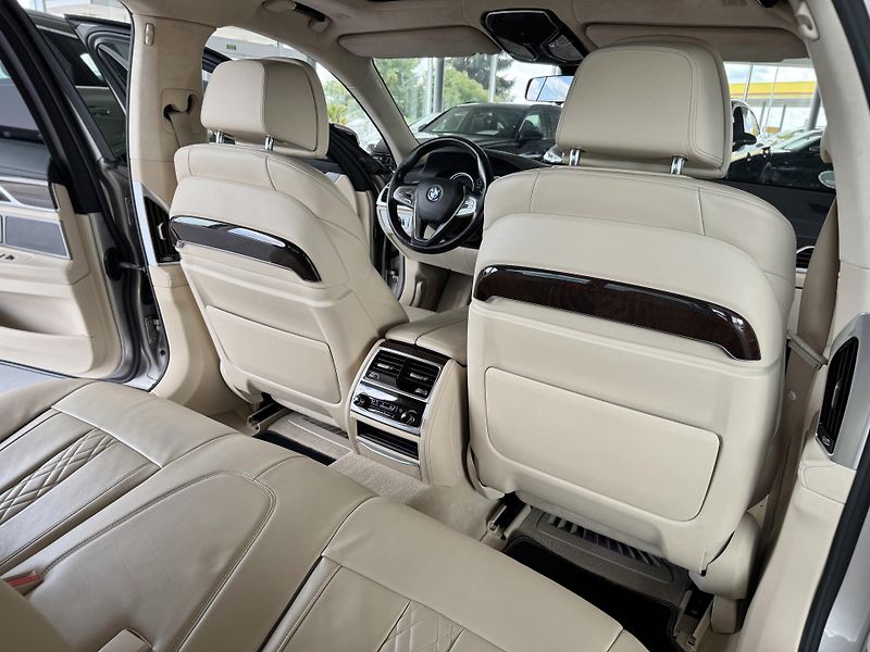 BMW Řada 7 730d xDrive*Laser*Dověry*Masáž - fotka 17 z 46