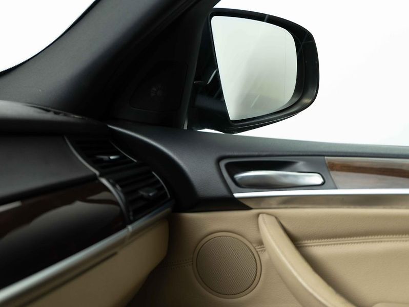 BMW X5 xDrive50i - fotka 16 z 22