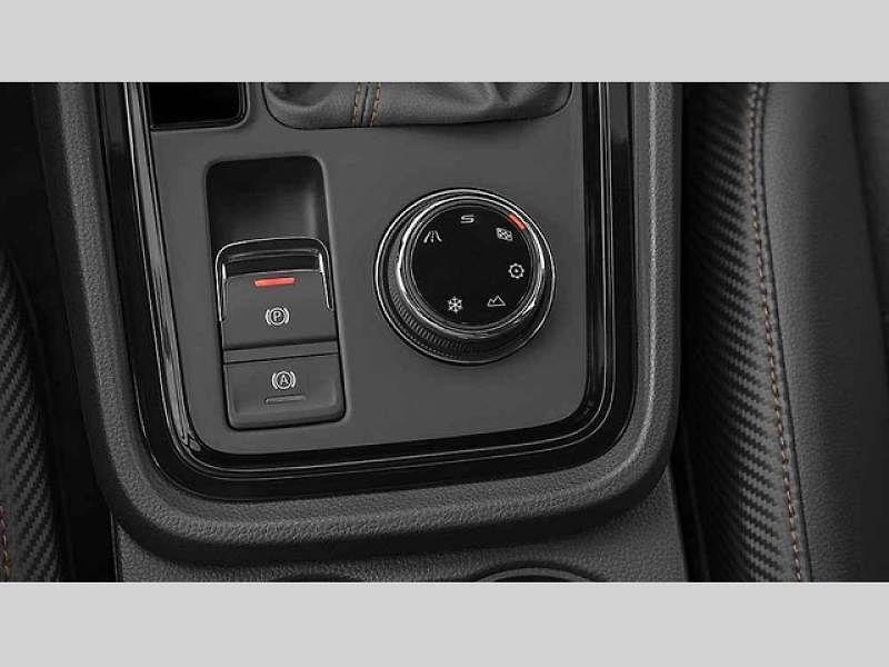 Auto poskytuje dostatek řidičské zábavy