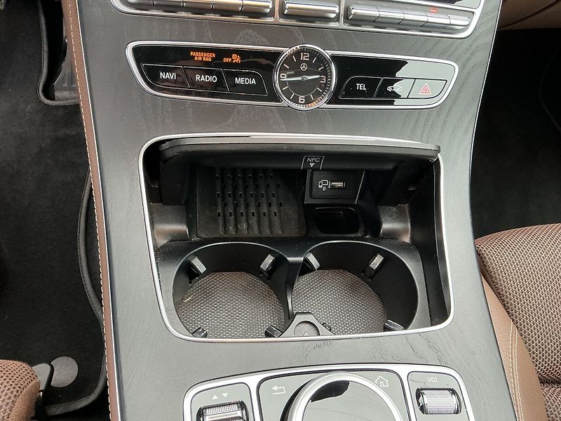 Mercedes-Benz Třídy E 220 d AVANTGARDE 4MATIC - fotka 12 z 28