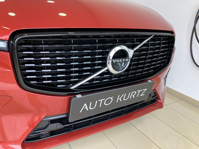 Volvo XC60 B4 AWD R-Design AT8, ČR - fotka 3 z 50