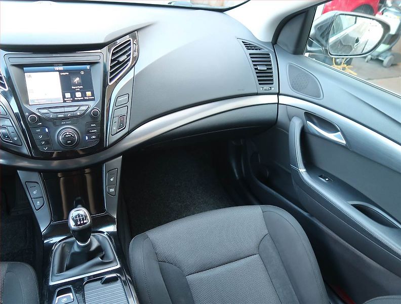 Hyundai i40 (2017) 1.7 CRDi, Serv.kniha, Navi - fotka 8 z 16