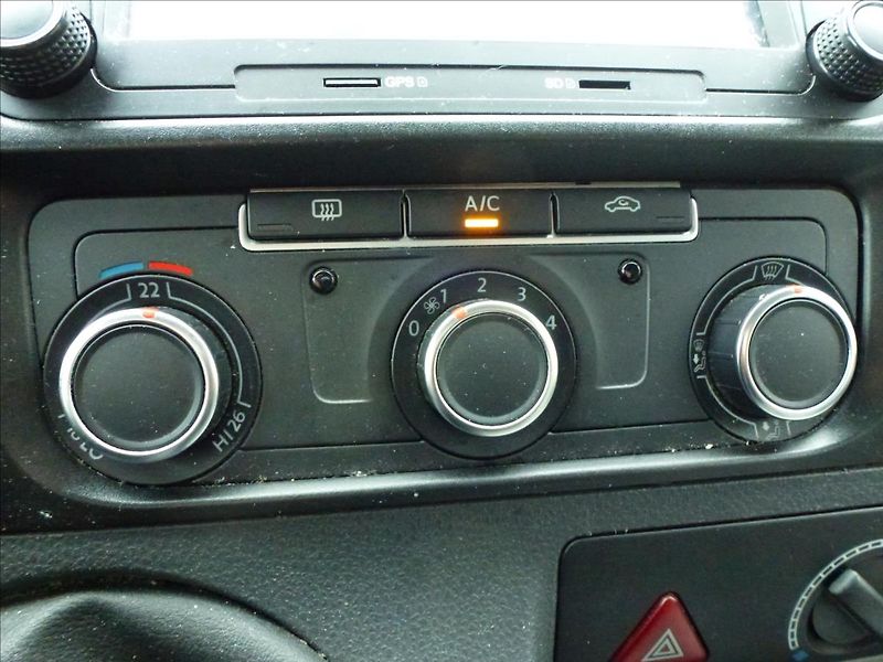Volkswagen Transporter 2,0 TDi 9 míst - fotka 25 z 36