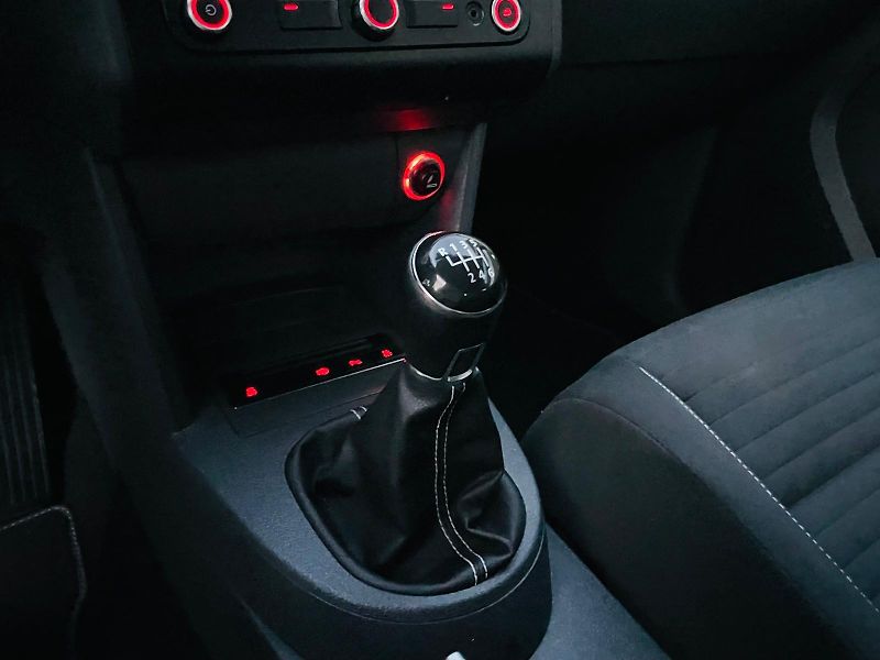 Volkswagen Touran 2.0TDI MANUÁL SENZORY VÝHŘEV - fotka 37 z 45