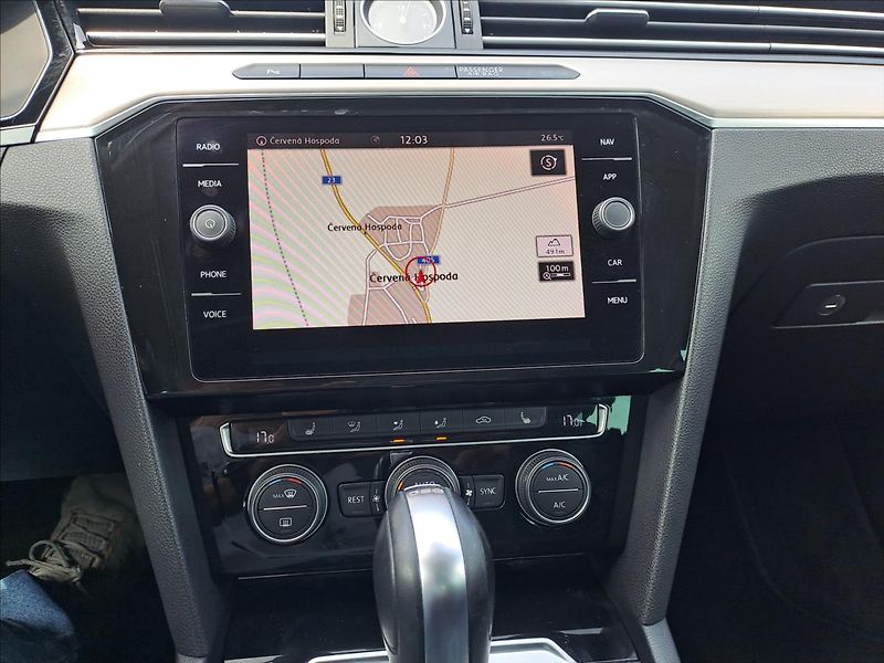 Volkswagen Passat 2,0 TDI DSG 4Motion - fotka 14 z 18