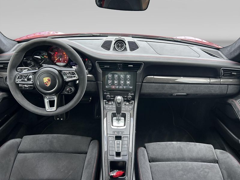 Porsche 911 Carrera 4 GTS Coupe - fotka 17 z 28