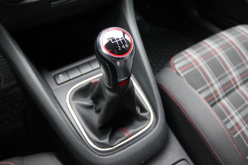 Volkswagen Golf GTI 2.0TSI 147kW - fotka 31 z 47