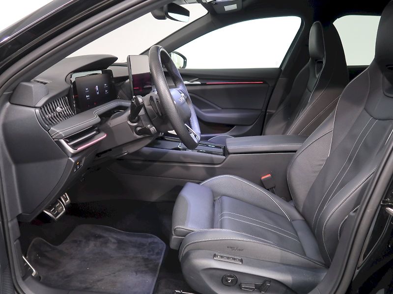 Škoda Superb (2025) iV SPORTLINE 1.5TSI 150KW NAVI - fotka 13 z 47