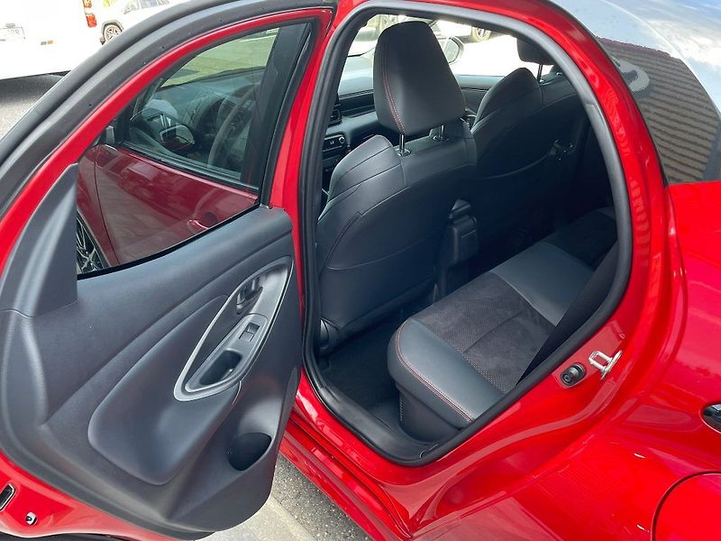 Toyota Yaris 1.5 HEV 130 GR SPORT - fotka 9 z 22