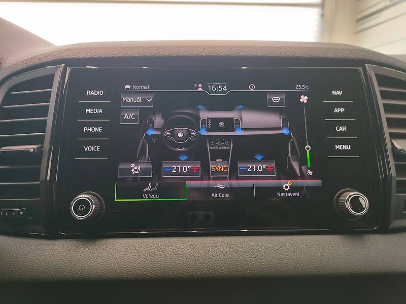 Škoda Karoq (2021) Sportline 2.0 TSI 4x4 (140kW/1 - fotka 22 z 31