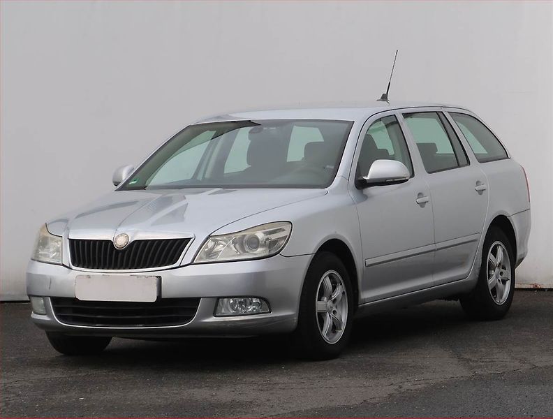 Škoda Octavia (2009) Ambiente 1.9 TDI, Serv.kniha - fotka 2 z 18