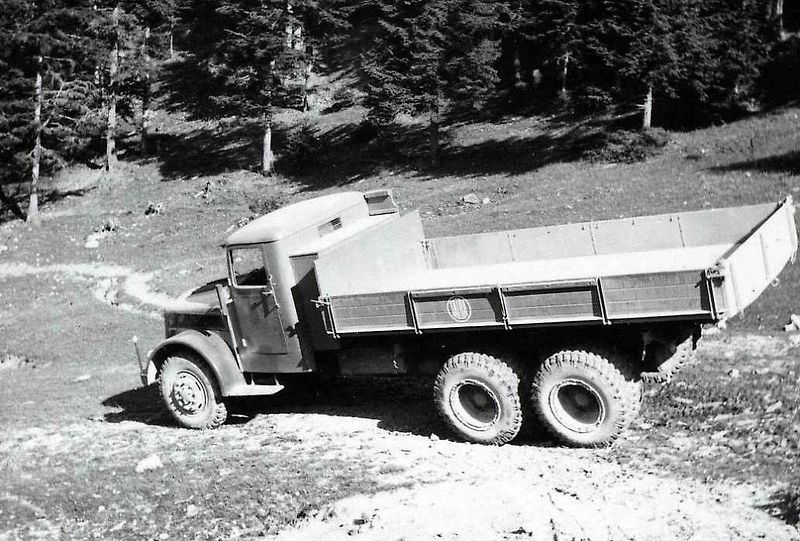 Tatra 111 ve válečné (vlevo) i poválečné verzi