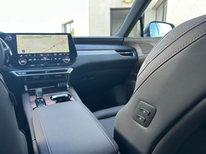 Lexus RX 450h+ 2.5 PHEV LUXURY PANORAMI - fotka 10 z 15