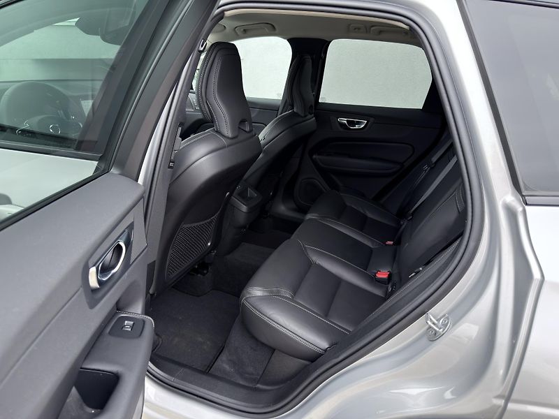 Volvo XC60 B5 AWD PLUS DARK /ventil. sed. - fotka 15 z 48