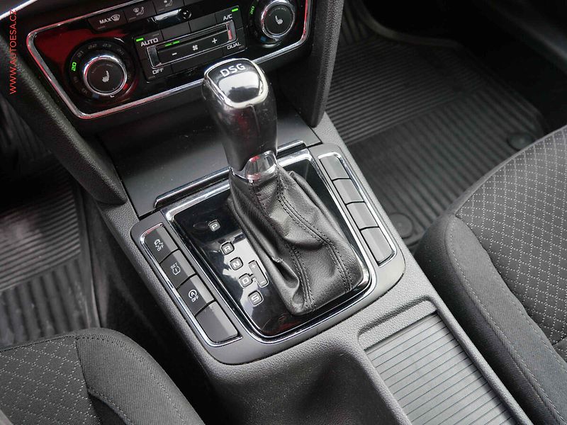 Škoda Superb (2014) 2.0 TDi, DSG, navi, xenon - fotka 16 z 21