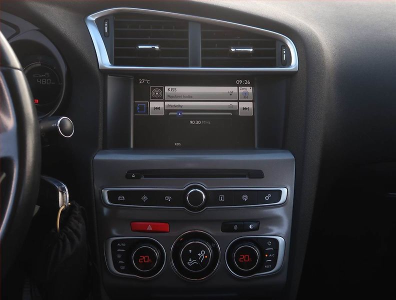 Citroën C4 (2017) 1.6 BlueHDi, Navi, Tempomat - fotka 12 z 20
