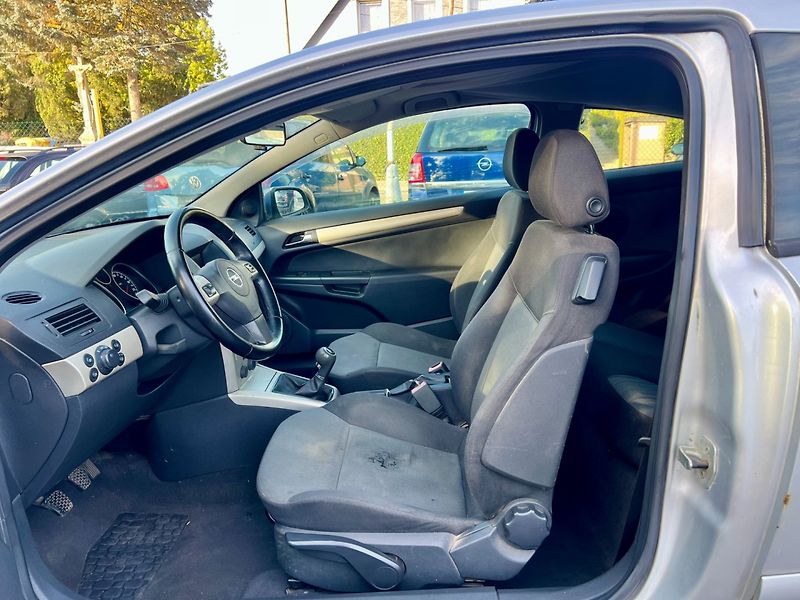 Opel Astra (2007) 1.7d 74 kW - fotka 12 z 19