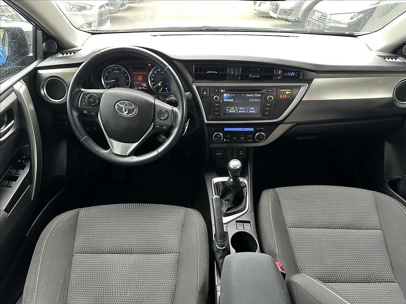 Toyota Auris 1,6 EXCLUSIVE - fotka 16 z 28