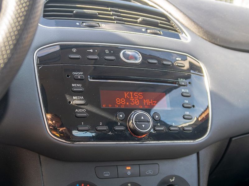 Fiat Punto Evo (2011) 1.4i 55KW – PO VELKÉ SERVISU - fotka 18 z 39