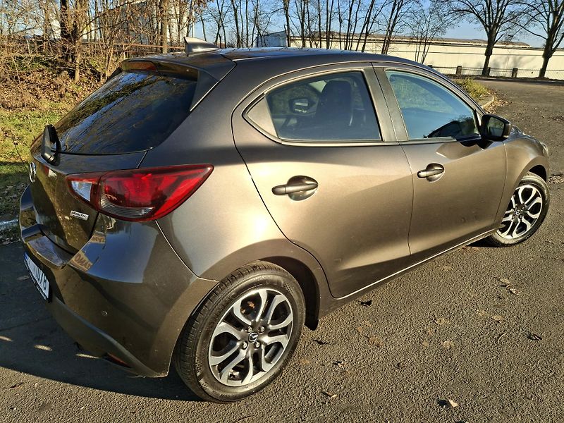 Mazda 2 1.5 benzin 66 kw max. výbava - fotka 10 z 30