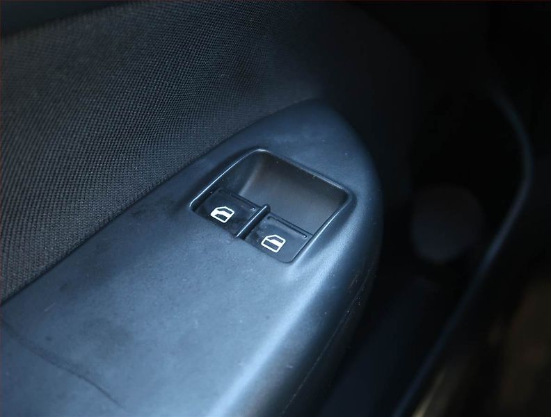 Škoda Octavia (2011) Ambiente 1.6 TDI, nová STK - fotka 14 z 16