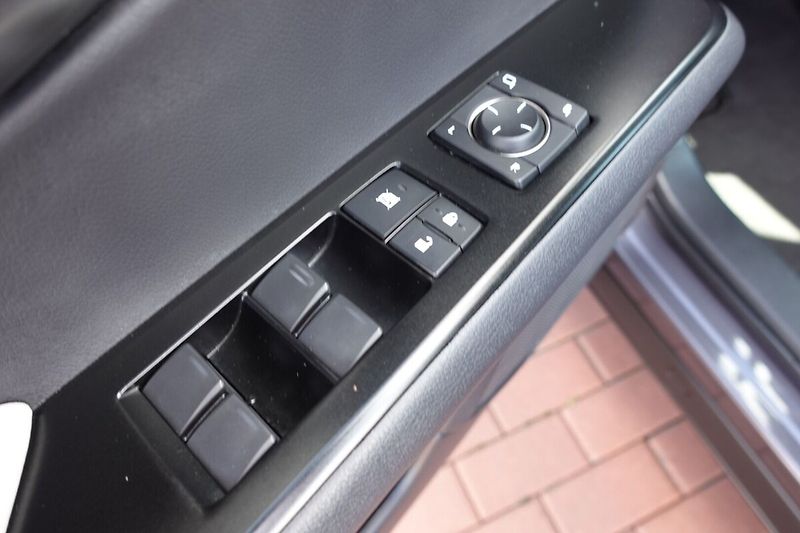 Lexus UX 250h 2,0HSD Special Edition - fotka 11 z 32