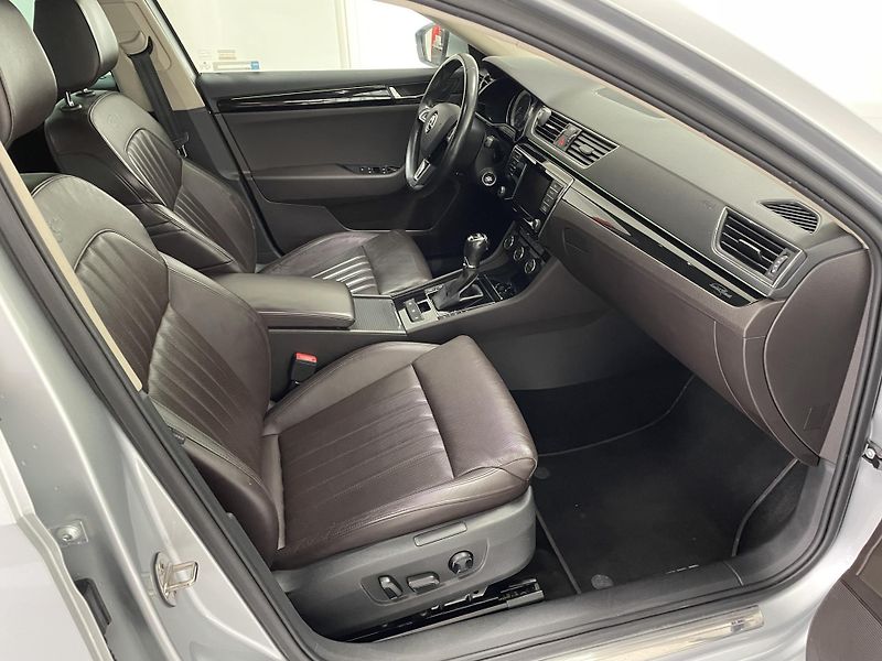 Škoda Superb 2.0 TDi 110 kw REZERVACE - fotka 14 z 33