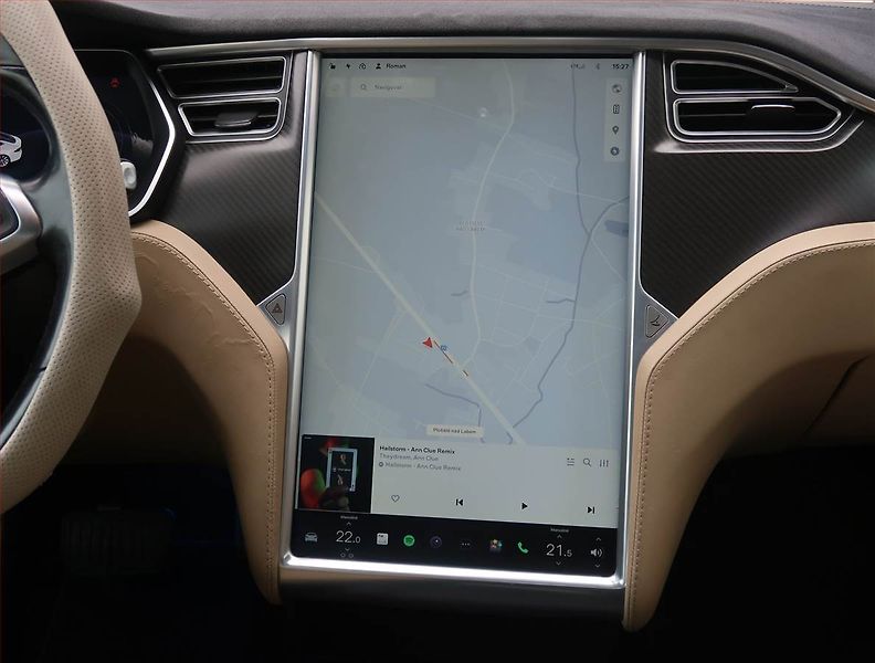 Tesla Model S (2015) 85D, SoH 84% - fotka 12 z 23