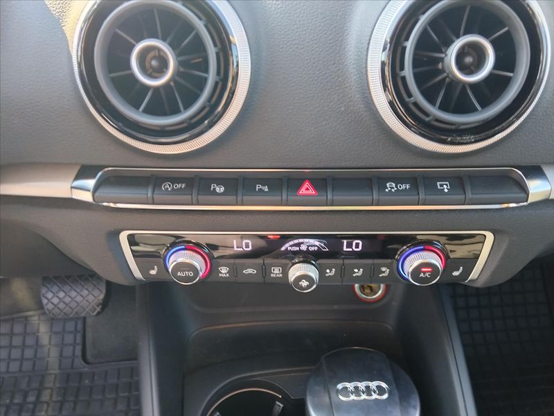 Audi A3 1,6   Sportback - fotka 15 z 32
