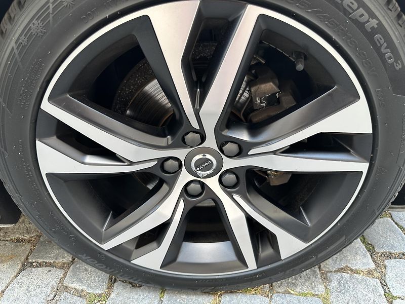 Volvo V60 B4 2,0 145 KW R design - fotka 10 z 18