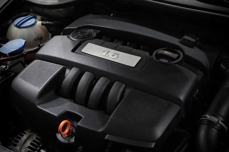 Škoda Octavia 2 FL Combi 1.6 MPI 75 kW - fotka 10 z 28
