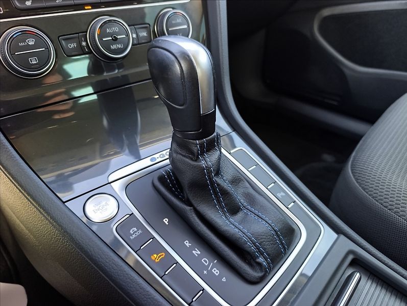 Volkswagen e-Golf 0,0 100kW,tep.čerpadlo,Navi,LE - fotka 17 z 35