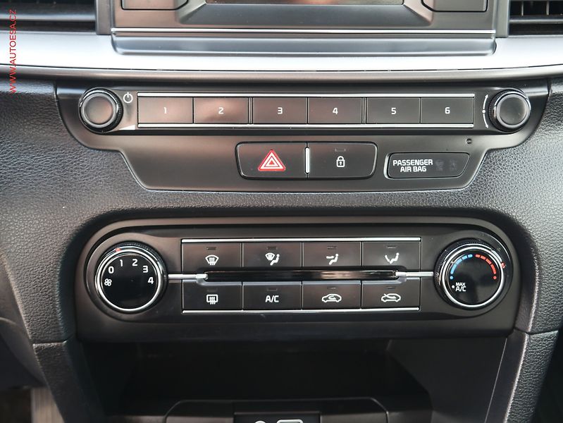 Kia Ceed (2019) 1.6 CRDi, ČR, AC, temp - fotka 13 z 17