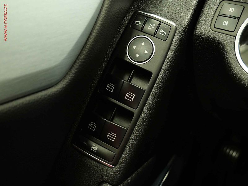 Mercedes-Benz Třídy C (2011) 1.8 CGi C 180, Avantgarde, AT - fotka 14 z 23