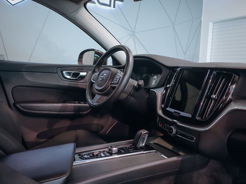 Volvo XC60 B4 AWD Momentum Pro - fotka 23 z 28