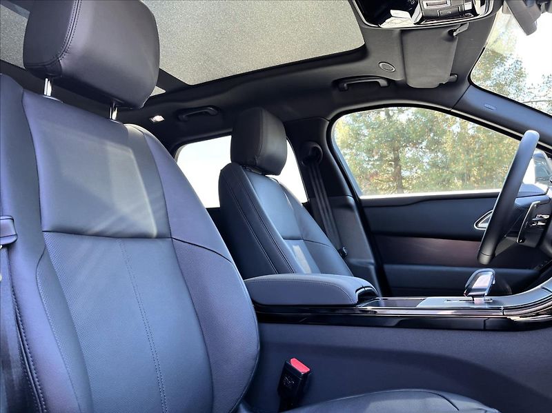 Land Rover Range Rover Velar 2,0 D200 DYNAMIC SE AWD - fotka 35 z 37
