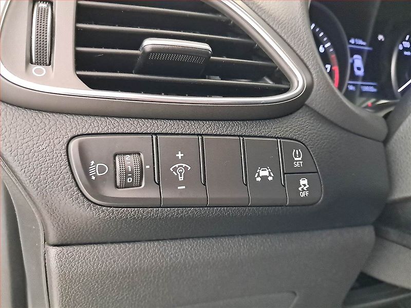 Hyundai i30 (2019) Trikolor 1.4 T-GDI, Serv.kniha - fotka 17 z 19