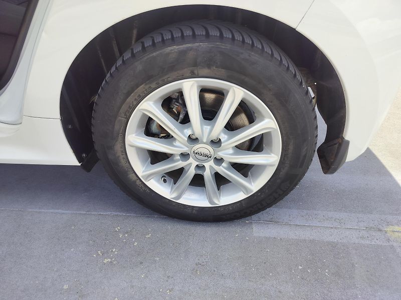 Toyota Yaris 1.5 VVT-i Hybrid - fotka 25 z 27