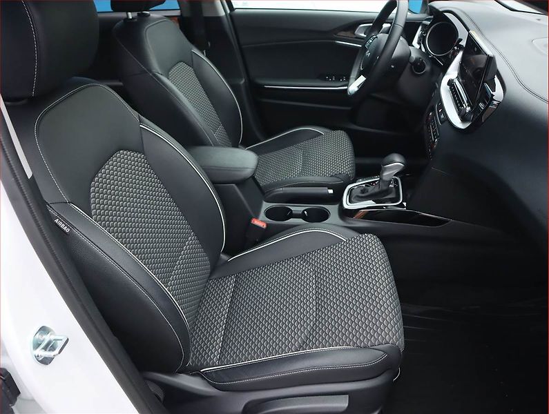 Kia Ceed (2025) 1.5 T-GDI - fotka 9 z 24