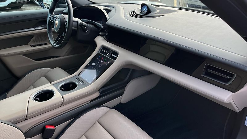 Porsche Taycan 4 Cross Turismo - fotka 23 z 30