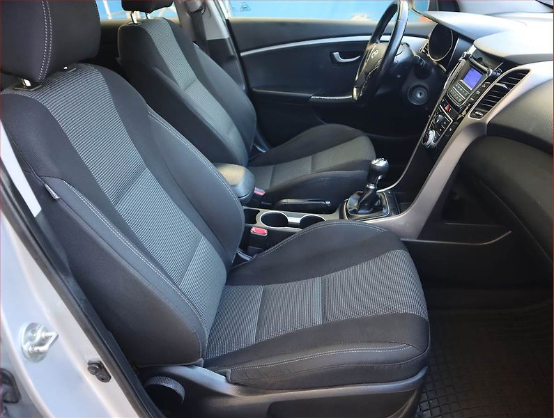 Hyundai i30 (2016) Comfort 1.6 CRDi, Serv.kniha - fotka 9 z 16