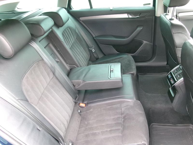 Škoda Superb (2015) 2,0TDI NAVI ACC 4x4 - fotka 15 z 36