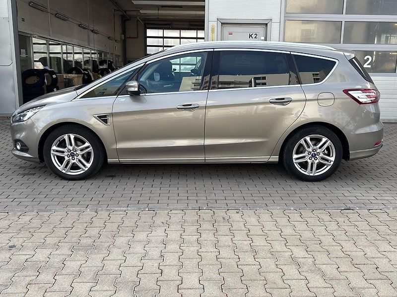 Ford S-MAX (2016) 2.0 TDCi Titanium EAT6 4x4 - fotka 33 z 49