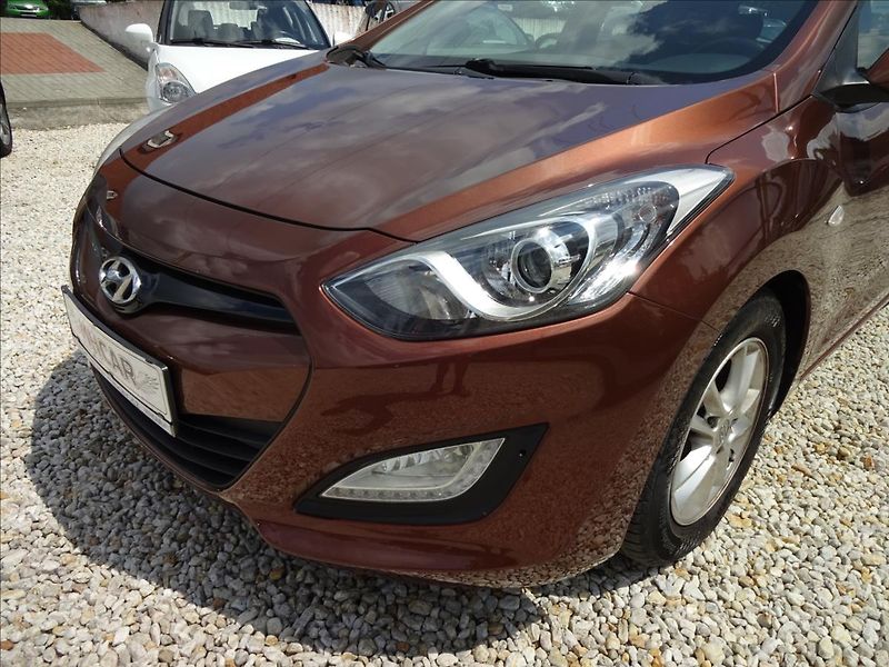Hyundai i30 1,6i 88kW - fotka 11 z 48