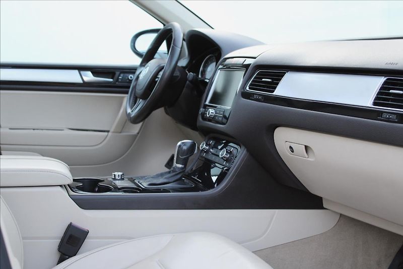 Volkswagen Touareg 3.0 TDI V6/PANOR/TAŽNÉ/NEZ.TOP - fotka 28 z 39